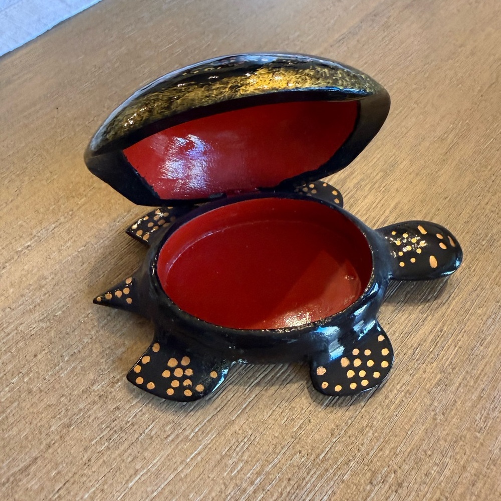 VINTAGE RUSSIAN LACQUER
TRINKET BOX - HAND PAINTED TURTLE SHAPED - Picture 4 of 6